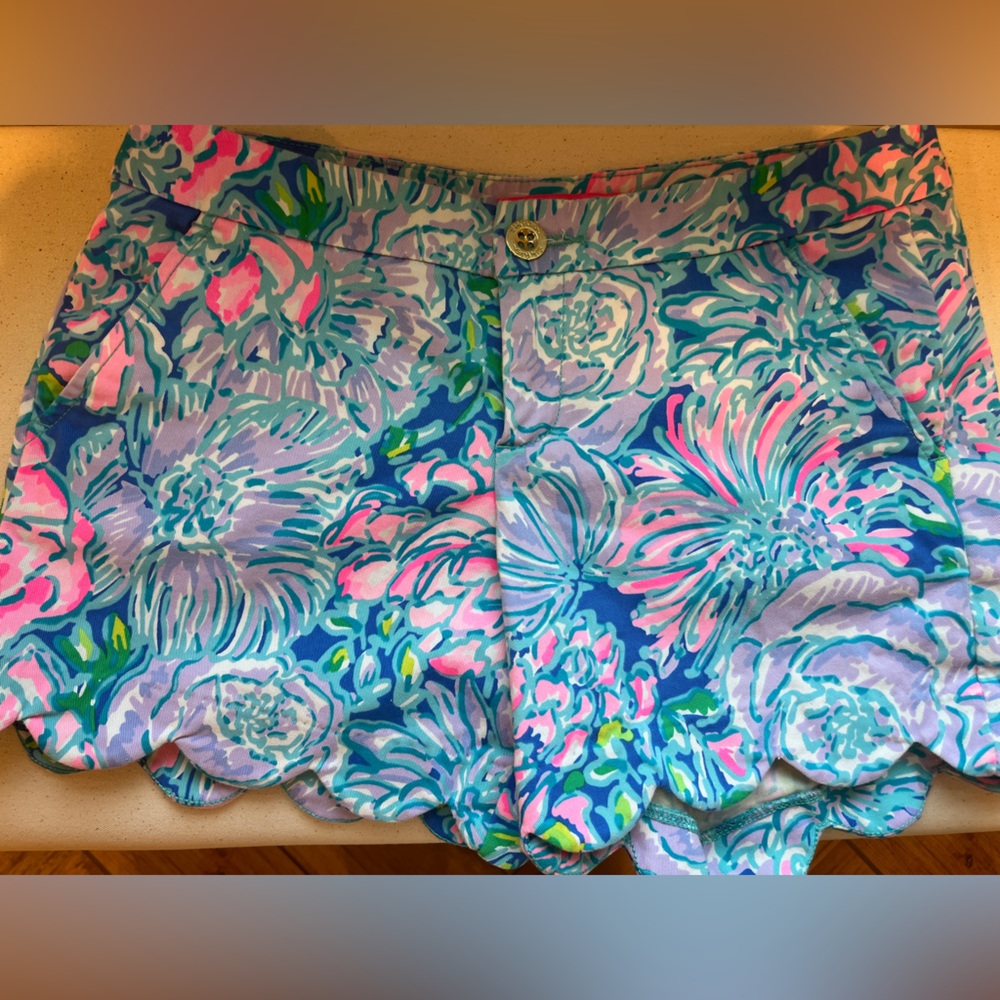 Lilly Pulitzer Size 4 scalloped shorts